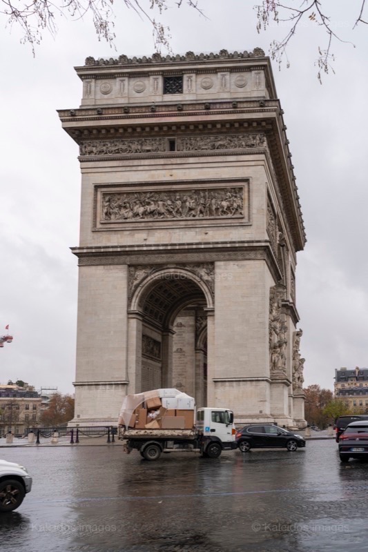 Arc de Triomphe;Architecture;Cars;Champs Elysees;Champs-Élysées;Drizzle;Hiver;Jean Chalgrin;Kaleidos;Kaleidos images;Paris;Pick-up van;Rain;Tarek Charara;Triumphal Arch;Van;Winter
